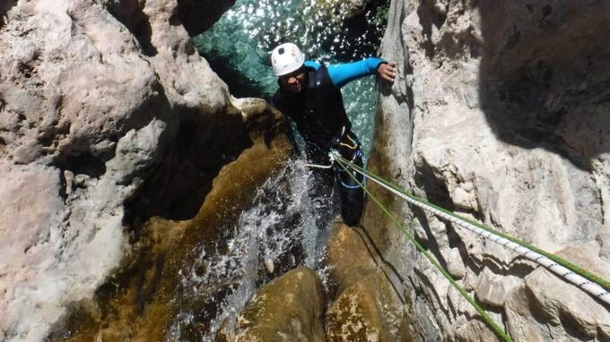 Granada: Family Canyoning in Río Verde - Qualified Guides and Safety