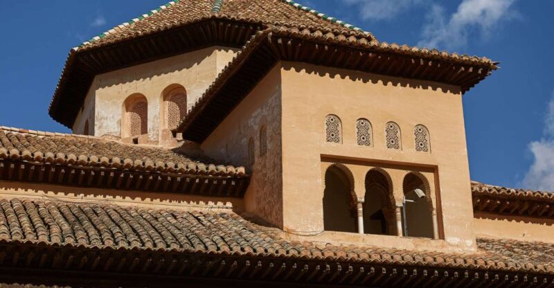 Granada: First Discovery Walk and Reading Walking Tour - Key Points