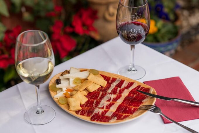 Granada: Flamenco Show With Dinner at Jardines De Zoraya - Venue Details and Accessibility