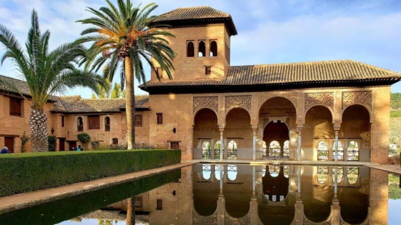 Granada: Generalife and Alcazaba Guided Tour Without Tickets - Meeting Point