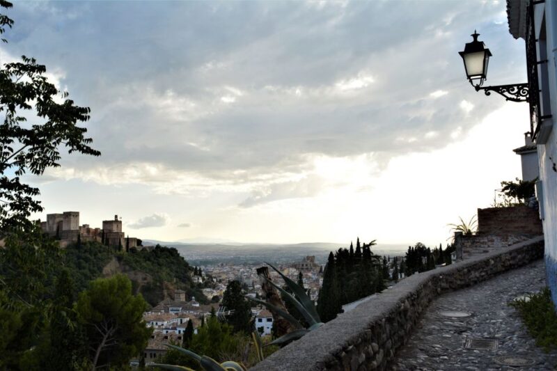 Granada: Guided Albaicin, Sacromonte, and Viewpoints Tour - Key Points
