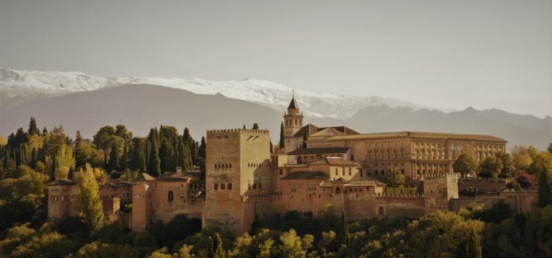 Granada: Guided Albaicin, Sacromonte, and Viewpoints Tour - Walking the Albaicín Neighborhood