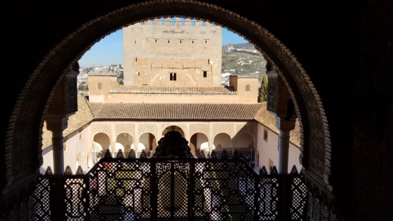Granada: Guided Alhambra and Nasrid Palaces Visit at Night - Intimate Nasrid Palace Experience