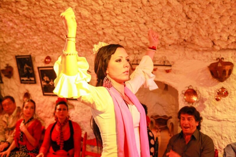 Granada: Sacromonte Caves Flamenco Show With Dinner - Sacromonte Caves Tour