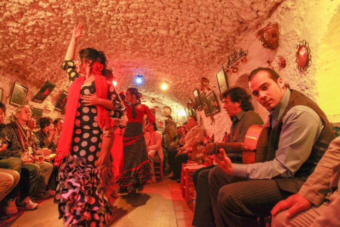 Granada: Sacromonte Caves Flamenco Show With Dinner - Inclusions