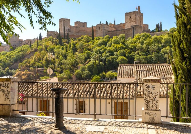 Granada: Scavenger Hunt and Sights Self-Guided Tour - Exploring Granadas Sights