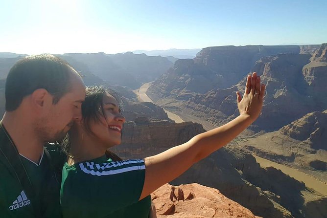 Grand Canyon Tour In Spanish Skywalk and Lunch Included - Hoover Dam Stop