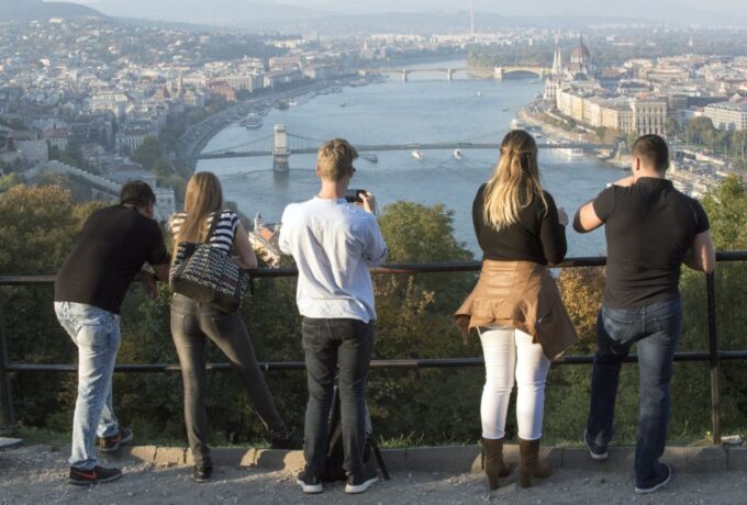 Grand City Tour (3 Hours) - Duration and Language