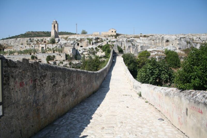 Gravina in Puglia James Bond 007 Guided Walking Tour - Available Languages
