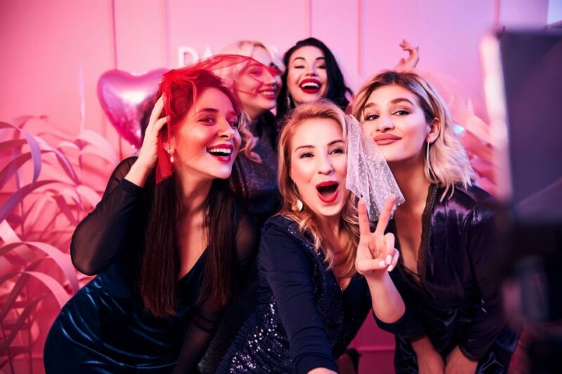 Grenoble: Bachelorette Party Outdoor Smartphone Game - Key Points