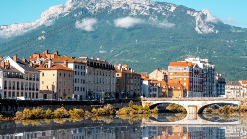 Grenoble: Outdoor Escape Game Robbery In The City - Accessibility and Wheelchair-Friendly