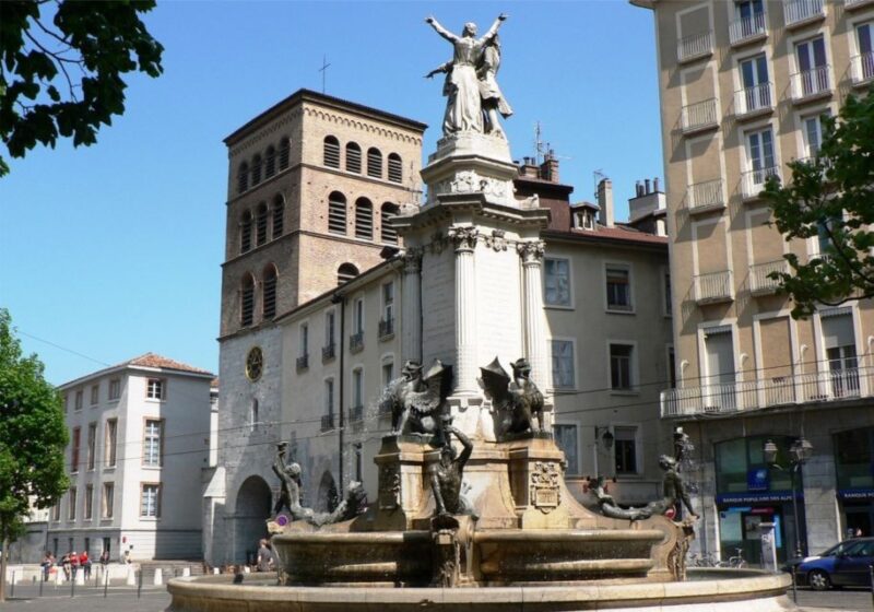 Grenoble Scavenger Hunt and Sights Self-Guided Tour - Key Features of the Tour