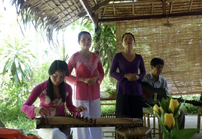 Group Tour: Classic Mekong Delta - Rowing Boat Ride and Horse-drawn Carriage