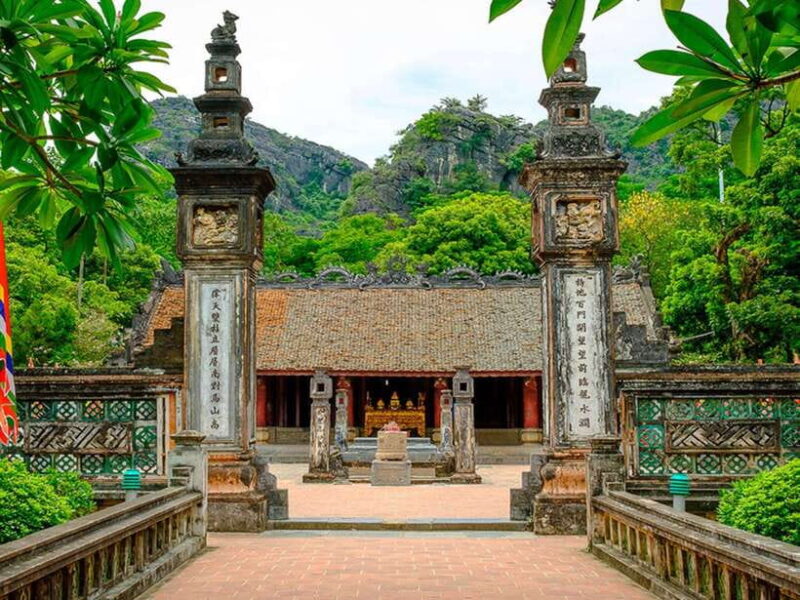 Group Tour: Hoa Lu - Trang an Boat Trip - Mua Cave - Guided Tours