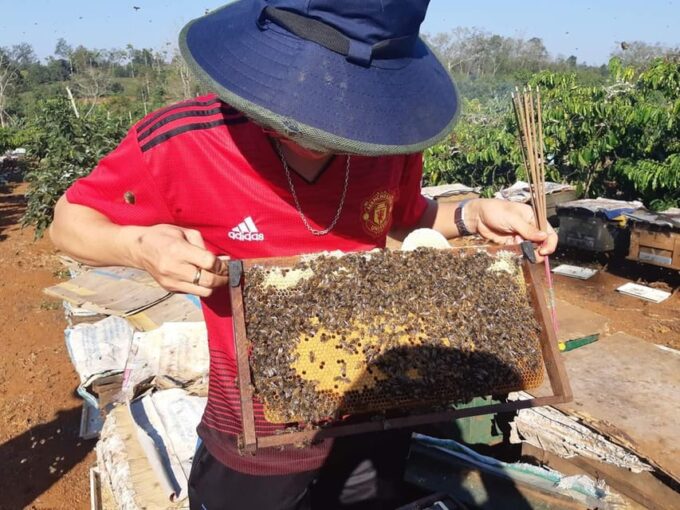 Group Tour to Cu Chi Tunnels and Mekong Delta 1 Day - Sampan River Experience