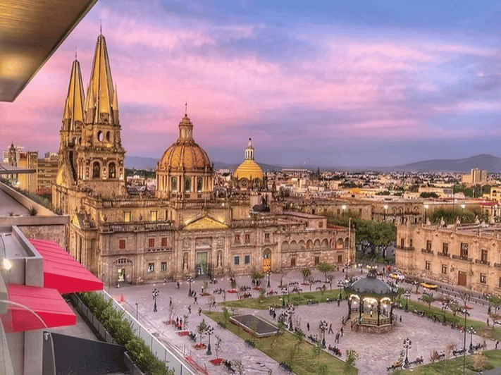 Guadalajara : Must-See Sites Walking Tour With A Guide - Personalized Tour Experience