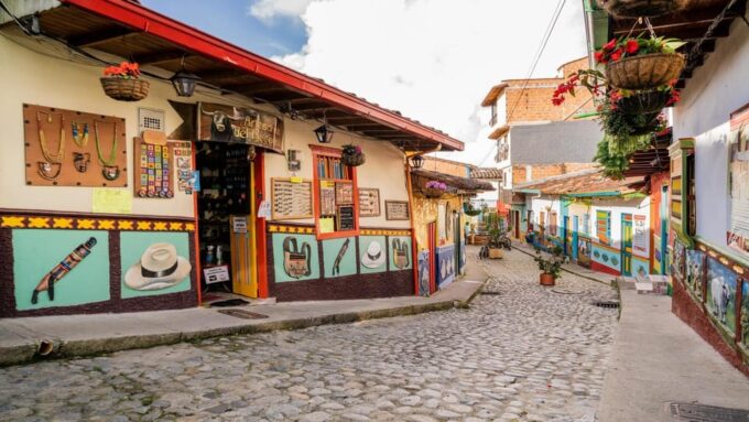 Guatapé and Peñol Rock Private Tour (From Medellin) - Hotel Pickup and Drop-off