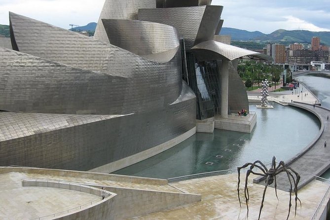 Guggenheim Museum Bilbao Private Tour With Official Guide - Knowledgeable and Enthusiastic Guides