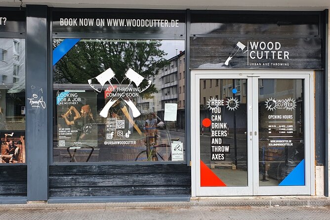 Guided Axe Throwing Experience in Frankfurt Altstadt - Highlights and Key Features