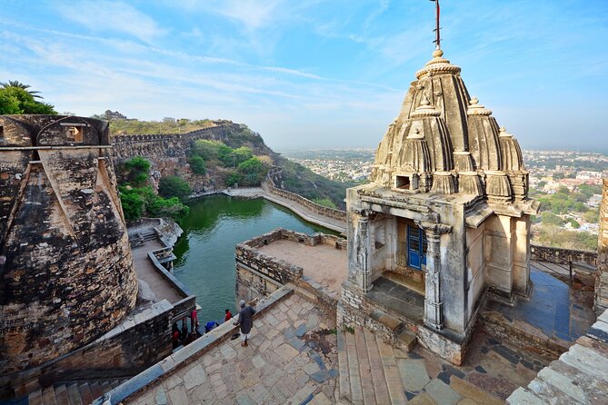 Guided Chittorgarh Fort From Udaipur With Drop At Jaipur - Dining and Refreshments