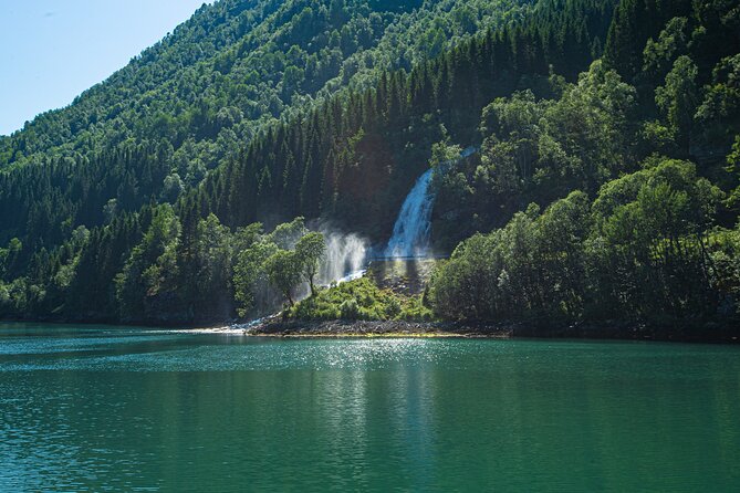 Guided Fjord and Glacier Tours - Balestrand - Exploring Fjærlandsfjord