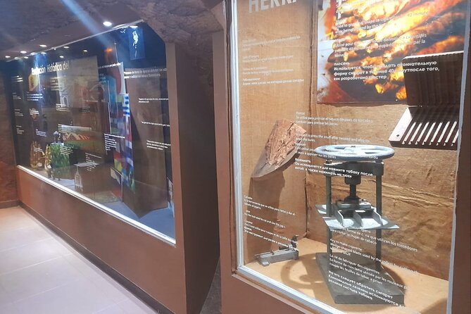 Guided Shopping Tour: Cigar Museum, Choco Factory, Rum Tasting, Souvenirs... - Meeting and Pickup
