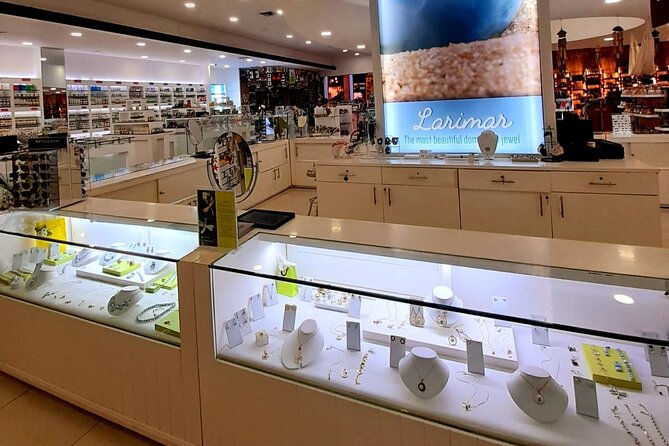 Guided Shopping Tour: Cigar Museum, Choco Factory, Rum Tasting, Souvenirs... - Premium Rum Tasting