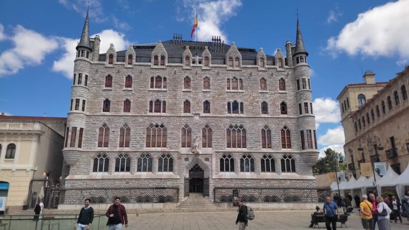 Guided Tour Around León - Visiting the Palacio De Los Guzmanes