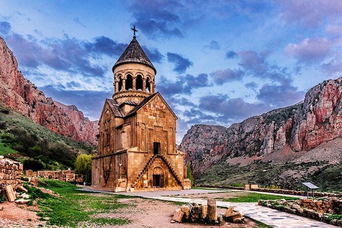 Guided Tour: Khor Virap, Noravank Monastery, Areni, Jermuk - Noravank Monastery