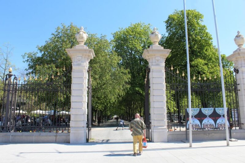 Guided Tour of Geneva: Discovering the Citys Hidden Gems - Exploring the Flower Clock and St. Pierre Cathedral