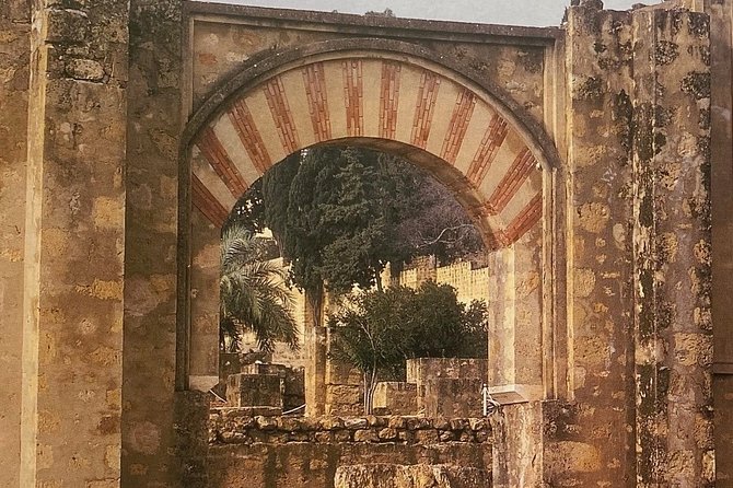 Guided Tour of Medina Azahara in Spanish With Bus. Official Guides - Inclusions
