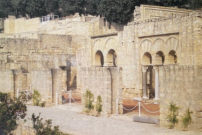 Guided Tour of Medina Azahara in Spanish With Bus. Official Guides - Highlights of the Tour