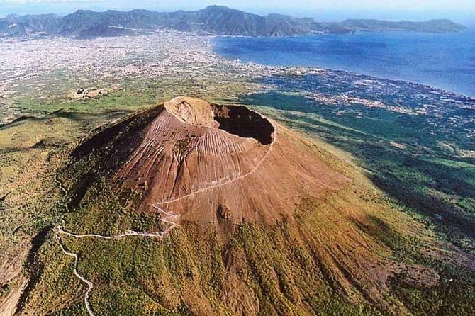 Guided Tour of Pompeii & Vesuvius With Lunch and Entrance Fees Included - Inclusion of Air-Conditioned Transport