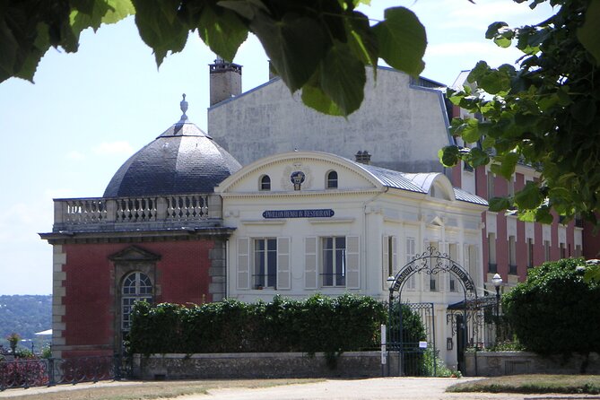 Guided Tour of Saint-Germain-En-Laye - Arrival and Participation