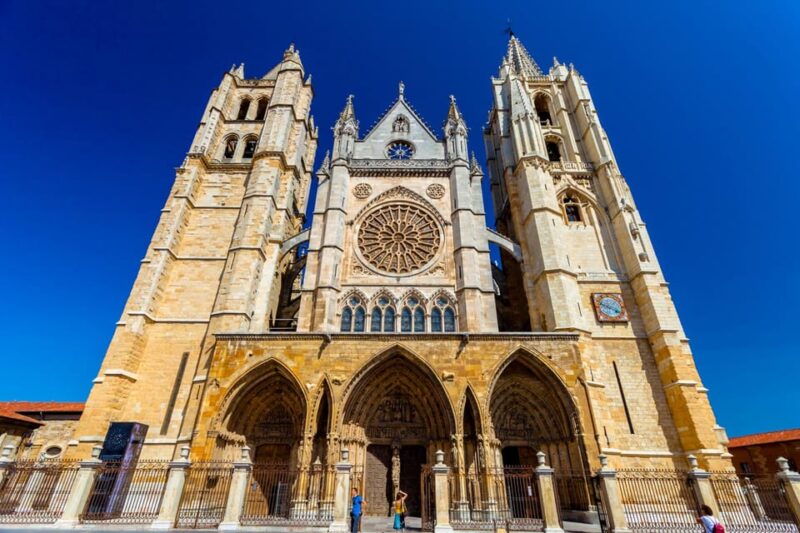 Guided Tour of the León Cathedral - Key Points