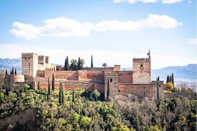 Guided Tour to Alhambra With Generalife, Alcazaba and Carlos V - Key Points