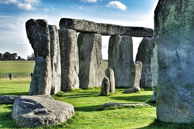 Guided Tour to Bath & Stonehenge From Cambridge by Roots Travel. - Marveling at Stonehenge