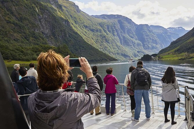 Guided Tour To Nærøyfjorden, Flåm And Stegastein - Viewpoint Cruise - Exploring Tvindefossen Waterfall