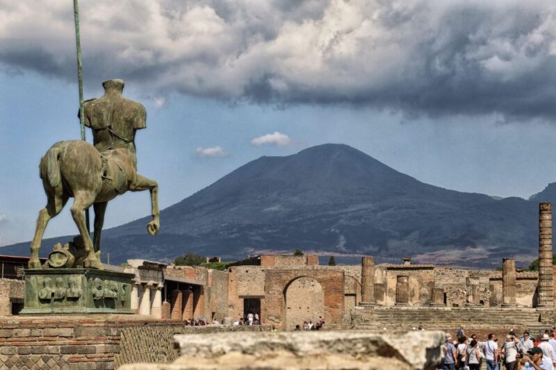 Guided Visit of Pompeii and Mount Vesuvius (Spanish & French) - Key Points