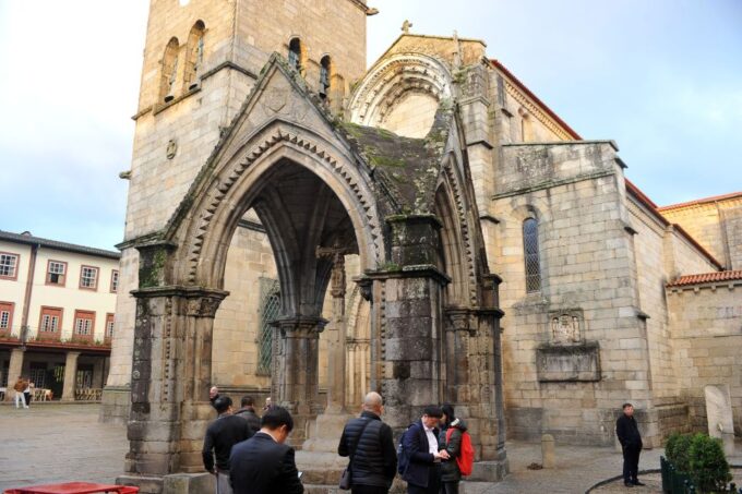 Guimarães: Guided Day Tour With Lunch and Drinks - Braga Tuk-Tuk Tour
