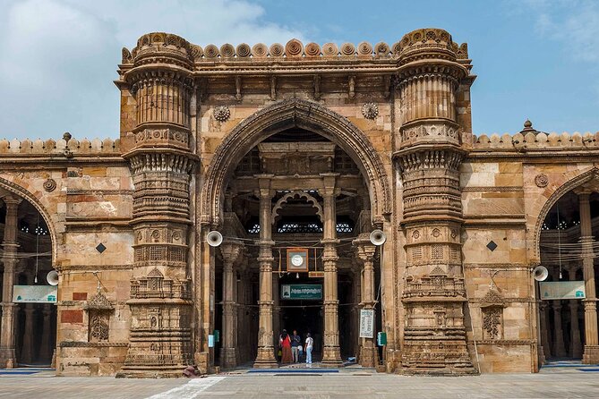 Gujarat Archaeological & Natural Wonders - Discovering Gujarats Culinary Delights