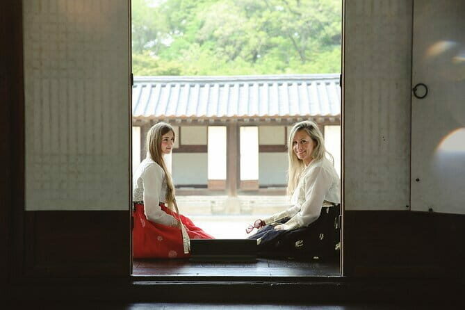 Gyeongbokgung Hanbok Photoshoot - A Closer Look at the Experience