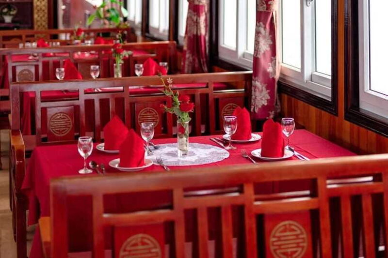 Ha Long Bay Small Deluxe Cruise Day Trip With Kayak & Lunch - Exploring the Surprising Cave