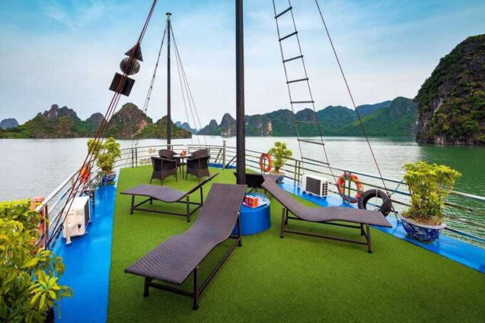 Ha Long Bay Small Deluxe Cruise Day Trip With Kayak & Lunch - Discovering Titop Island