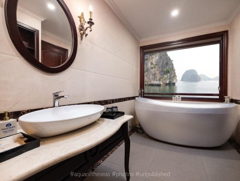 Ha Long-Lan Ha Bay Luxury Cruise & Ninh Binh 3 Days Trip - Dining Options