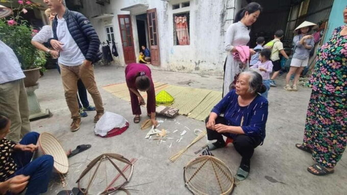 Ha Noi: a Tour of the Conical Hat and Incense Villages - Souvenirs and Mementos