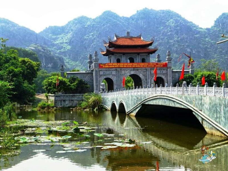 HA NOI: EXPLORE HOA LU – CYCLING - TRANG AN 1 DAY TRIP - Midday Lunch