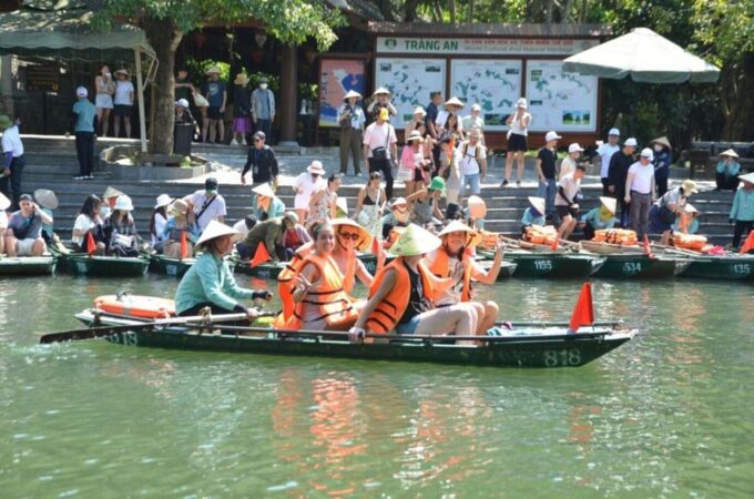Ha Noi: HOA LU-TAM COC-MUA CAVE ,Buffet Lunch & Cycling - Child Policy