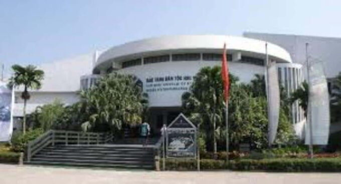 Ha Noi Luxury City Half Day Tour- Morning - Taking in Vietnams Unique Culture