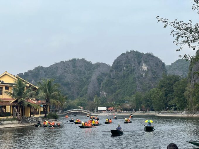 Ha Noi: Ninh Binh / Hoa Lu - Trang An/ Boat Trip & Cycling - Serene Boat Trip